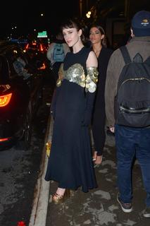 Rachel Brosnahan feet photo thumbnail