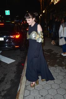 Rachel Brosnahan feet photo thumbnail