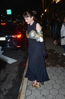 Rachel Brosnahan feet photo thumbnail