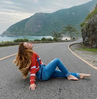 Larissa Manoela feet photo thumbnail