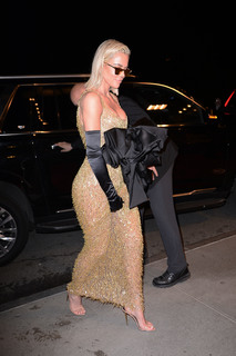 Khloé Kardashian feet photo thumbnail