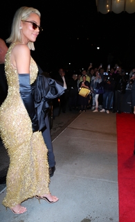 Khloé Kardashian feet photo thumbnail