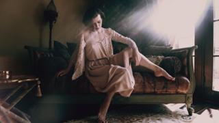Milla Jovovich feet photo thumbnail