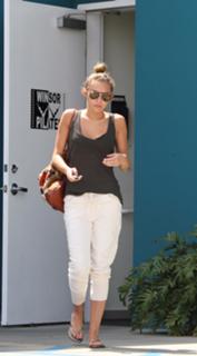 Miley Cyrus feet photo thumbnail