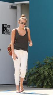 Miley Cyrus feet photo thumbnail