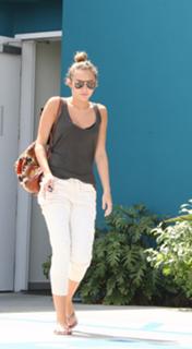 Miley Cyrus feet photo thumbnail