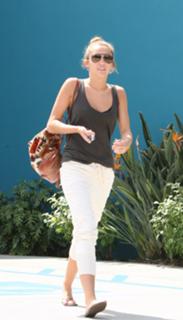 Miley Cyrus feet photo thumbnail
