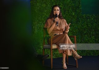 Dia Mirza feet photo thumbnail