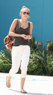 Miley Cyrus feet photo thumbnail