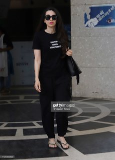 Karisma Kapoor feet photo thumbnail