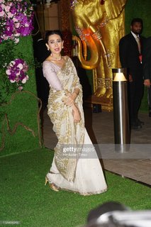 Karisma Kapoor feet photo thumbnail