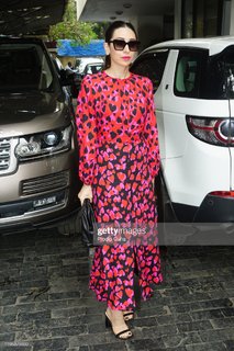 Karisma Kapoor feet photo thumbnail