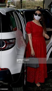 Karisma Kapoor feet photo thumbnail