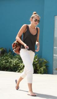 Miley Cyrus feet photo thumbnail