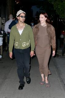 Sophie Turner feet photo thumbnail