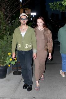 Sophie Turner feet photo thumbnail