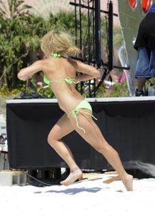Vanessa Hudgens feet photo thumbnail