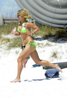 Vanessa Hudgens feet photo thumbnail