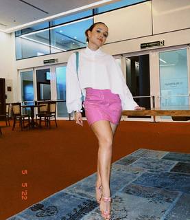 Larissa Manoela feet photo thumbnail