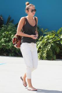 Miley Cyrus feet photo thumbnail