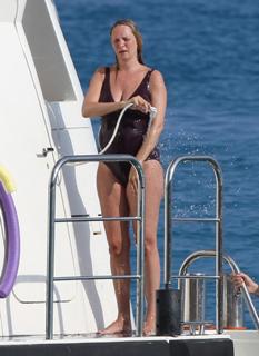 Uma Thurman feet photo thumbnail