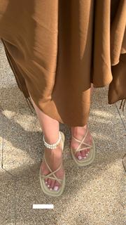 Rosie Huntington-Whiteley feet photo thumbnail