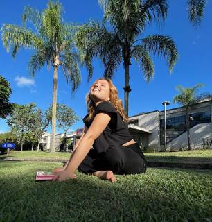 Larissa Manoela feet photo thumbnail