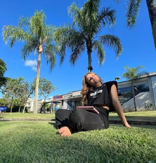 Larissa Manoela feet photo thumbnail