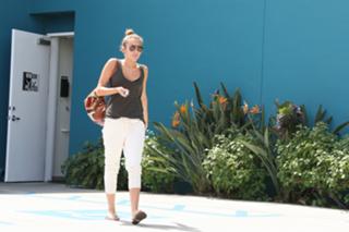 Miley Cyrus feet photo thumbnail