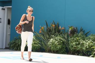Miley Cyrus feet photo thumbnail
