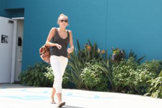 Miley Cyrus feet photo thumbnail