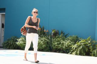 Miley Cyrus feet photo thumbnail