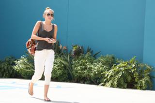 Miley Cyrus feet photo thumbnail