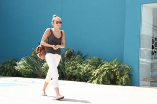Miley Cyrus feet photo thumbnail