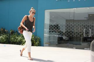 Miley Cyrus feet photo thumbnail