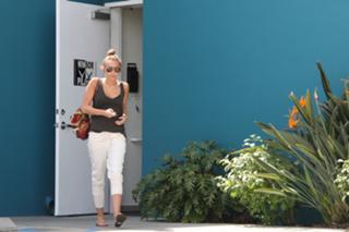 Miley Cyrus feet photo thumbnail