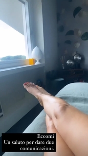 Caterina Balivo feet photo thumbnail