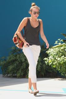 Miley Cyrus feet photo thumbnail