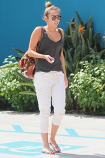 Miley Cyrus feet photo thumbnail