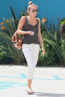Miley Cyrus feet photo thumbnail