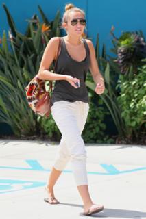 Miley Cyrus feet photo thumbnail