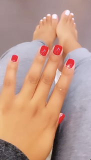 Halle Bailey feet photo thumbnail