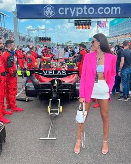 Izabel Goulart feet photo thumbnail