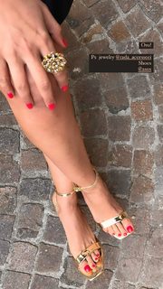 Caterina Balivo feet photo thumbnail