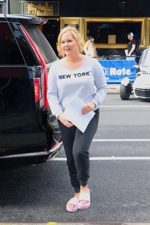 Amy Schumer feet photo thumbnail