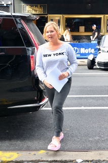 Amy Schumer feet photo thumbnail