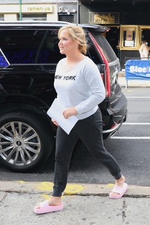 Amy Schumer feet photo thumbnail