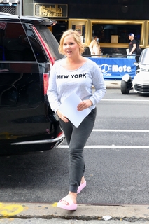 Amy Schumer feet photo thumbnail