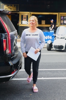 Amy Schumer feet photo thumbnail
