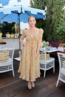 Sarah Michelle Gellar feet photo thumbnail